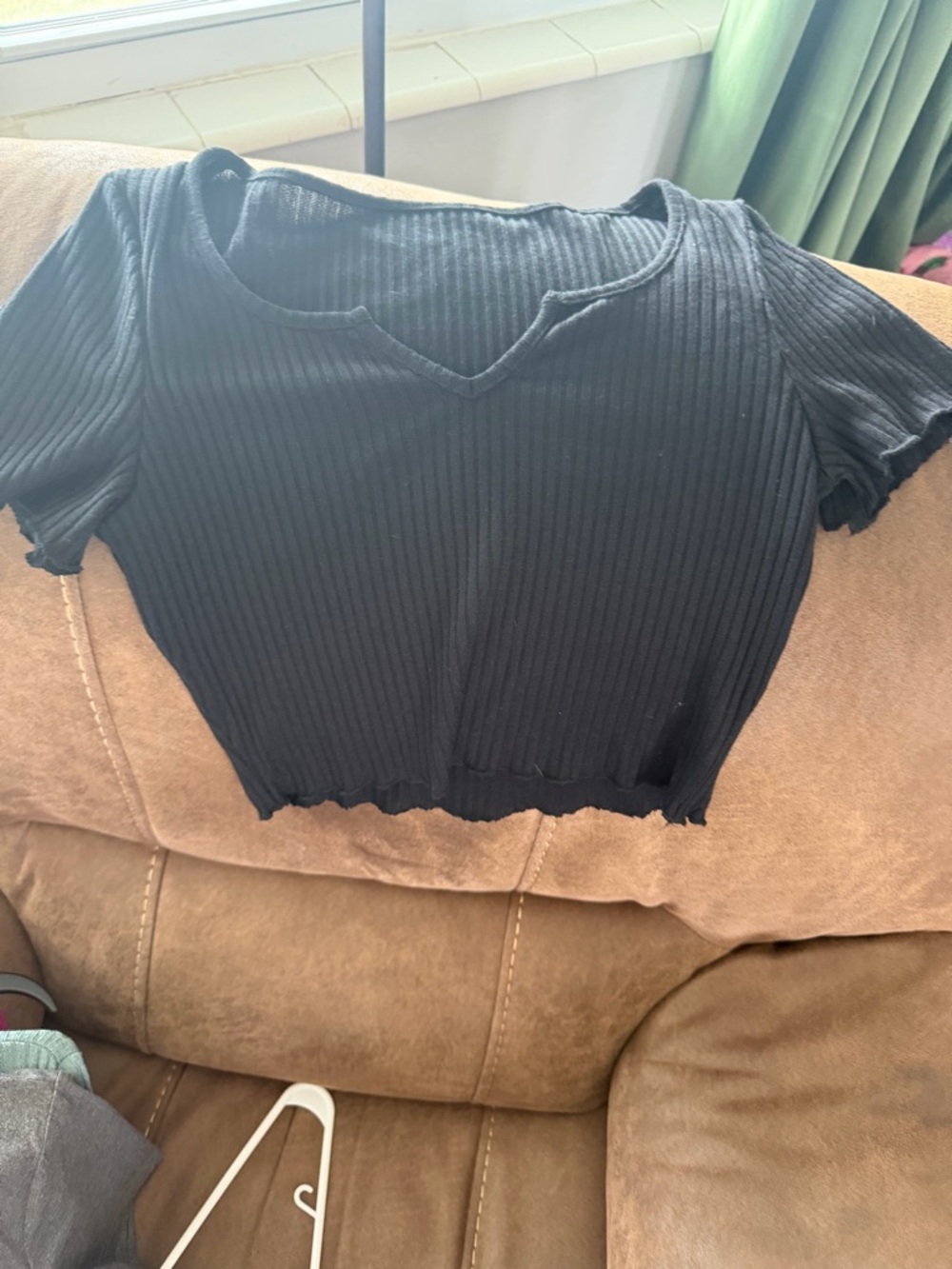 Ribbed V-Neck Crop Top - Black